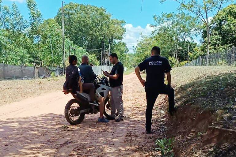 Erwin Hermann Christoph Thiele, hijo de los desaparecidos, conversa con el comisario Fredy Duarte, subjefe de Investigaciones de Caaguazú.