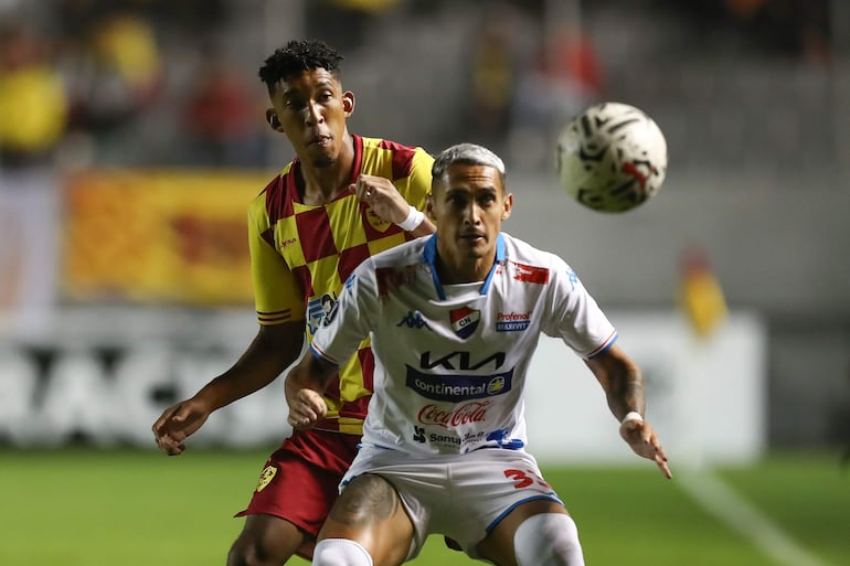 El paraguayo Orlando Gaona Lugo, futbolista de Nacional, intenta dominar el balón frente a Alan García, jugador de Aucas, en un partido de la Fase 1 de la Copa Libertadores 2024 en el estadio Gonzalo Pozo Ripalda, en Quito, Ecuador.