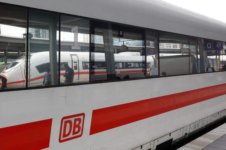 La empresa de ferrocarriles Deutsche Bahn reducirá su plantilla en 30.000 personas empleadas a tiempo completo en los próximos cinco años. (Photo by Odd ANDERSEN/AFP)