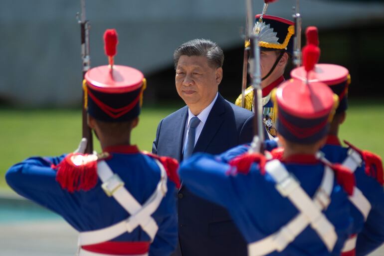 El presidente de China, Xi Jinping, participa en un acto con su homólogo de presidente de Brasil, Luiz Inácio Lula da Silva, en Brasilia (Brasil).