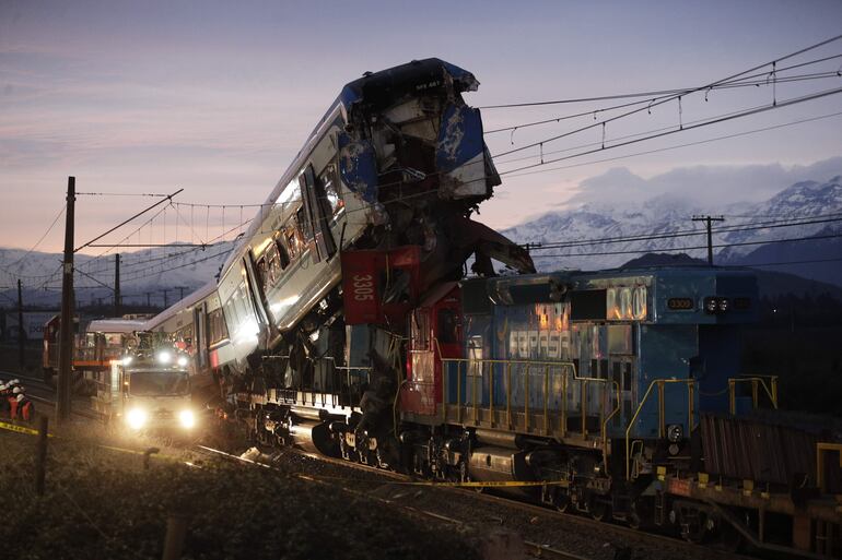 Al menos dos personas murieron tras colisionar esta madrugada dos locomotoras en la comuna de San Bernardo, en el sur de la capital chilena, informaron fuentes oficiales.