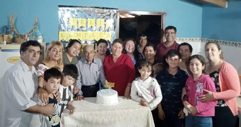 El festejo por los 101 años de Pelayo Barrios en Puesto Naranjo de Fulgencio Yegros.