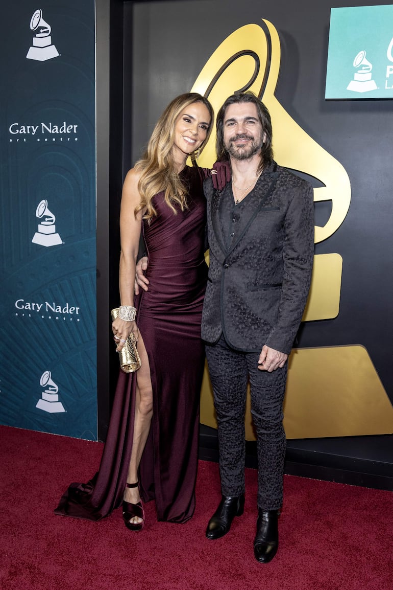 ¡Divinos! El cantante colombiano Juanes y su esposa Karen Martínez a su paso por la red carpet del Miami Beach Convention Center. (EFE/EPA/CRISTOBAL HERRERA-ULASHKEVICH)
