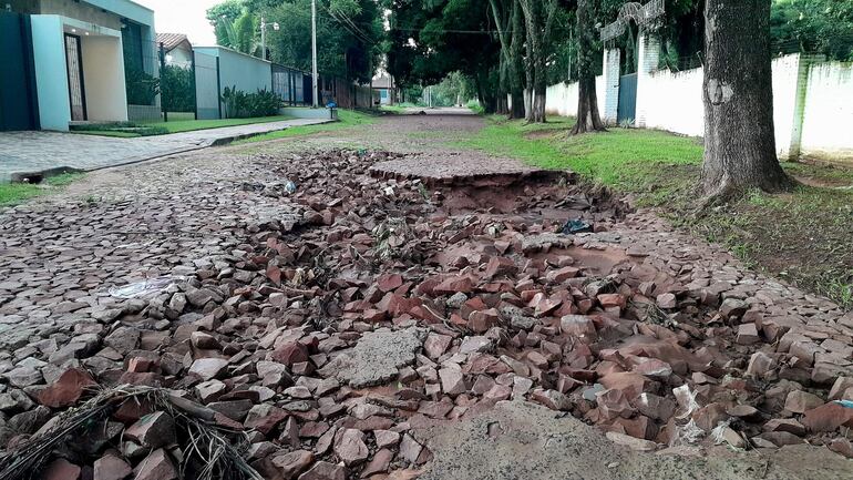 La calle Los Laureles se está quedando sin empedrado, con cada lluvia es arrastrado y quedan enormes zanjas.