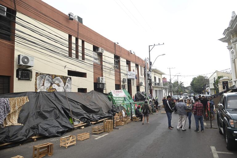 La calle Tacuary, frente mismo al Indert, el paso vehicular fue bloqueado por los campesinos manifestantes.