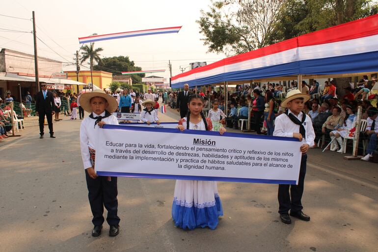 Los niños/as desfilaron con los tradicionales atuendos paraguayos.