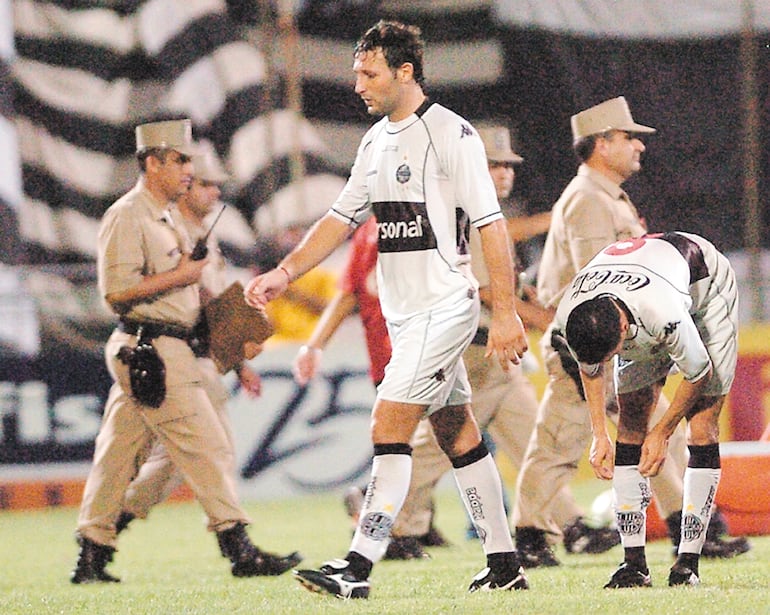 El argentino Walter Ribonetto (i), futbolista de Olimpia.