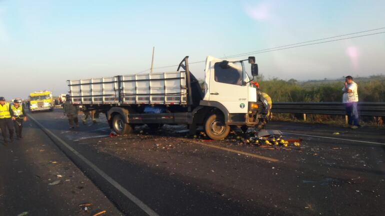 Camión que conducía Seferino Espínola quien falleció tras el accidente de tránsito sobre la ruta PY03.