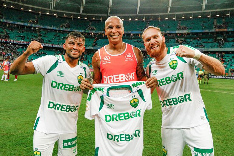 Isidro Pitta (d) con Ronald y Deyverson (c) festejando la victoria del Cuiabá ante Bahía, resultado que permite al equipo salvarse del descenso y meterse en zona de clasificación a Copa Sudamericana.