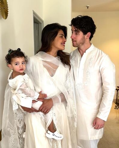 Priyanka Chopra y Nick Jonas con la tierna Malti en India.