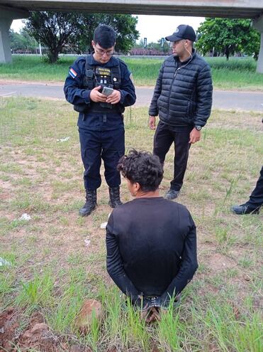 Un joven fue detenido con una bolsa cargada de cables extraídos del paseo central de la ruta PY03, a la altura de Limpio.