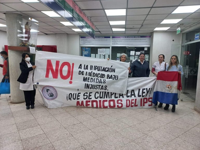 Protesta de médicos cirujanos pediátricos del IPS.