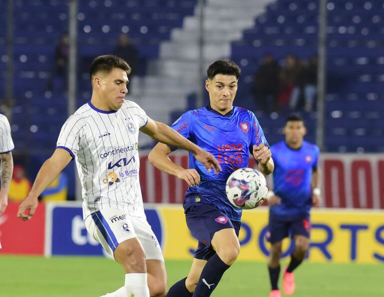 El defensor de Sol de América, Aquilino Giménez, se alista para rechazar el balón ante la llegada de Derlis Rodríguez