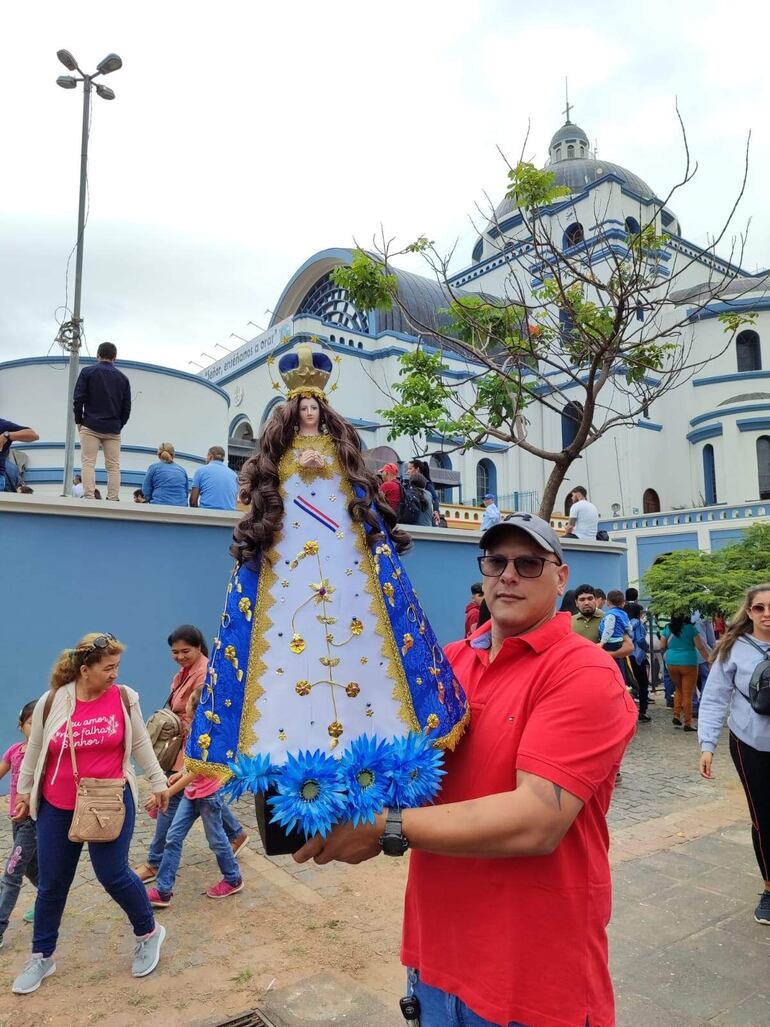 Emilio Oviedo llegó desde el departamento de Canindeyú para cumplir su promesa y llevó  una imagen de la Virgen.