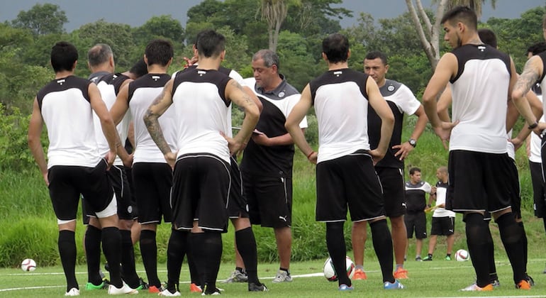 El técnico Francisco Arce conversa con los jugadores de Olimpia en la previa de un entrenamiento.