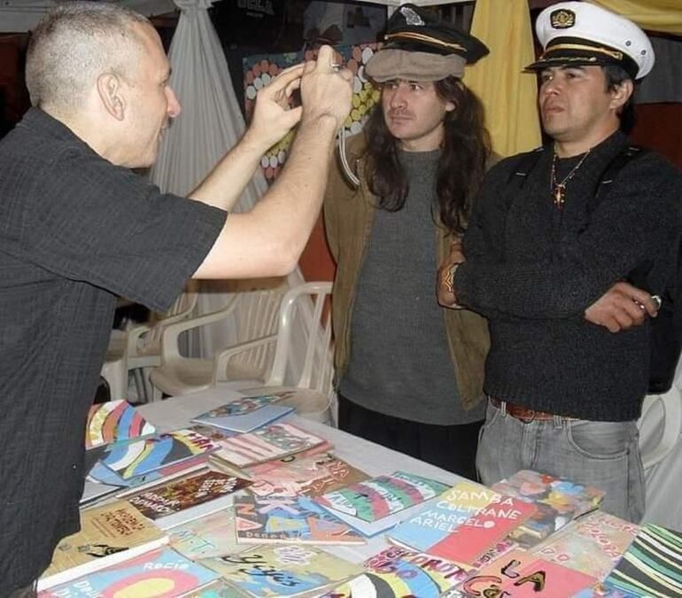 El fotógrafo fotografiado: Galundia Moera toma un foto de Cristino Bogado y Edgar Pou.