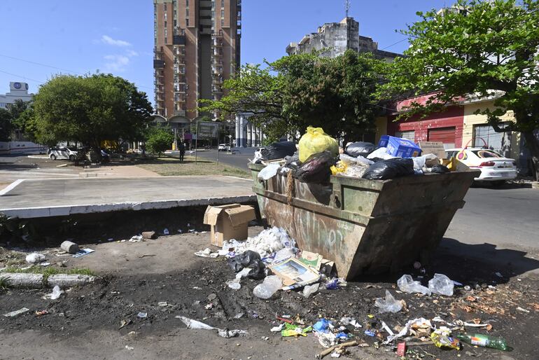 Basura desborda uno de los contenedores apostados en la zona del puerto, a solo cuadras del Palacio de López.