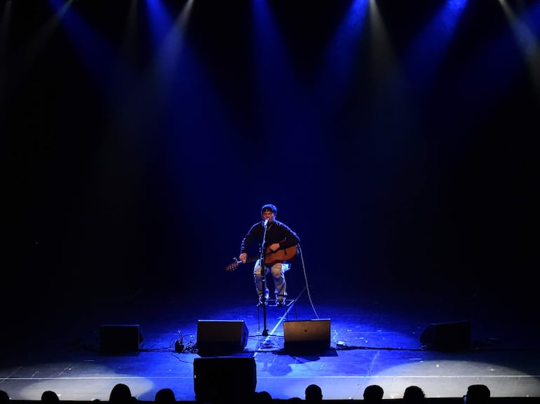 Solo con su voz y su guitarra, Nahuel Pennisi salió al escenario del Teatro del Hotel Guaraní.