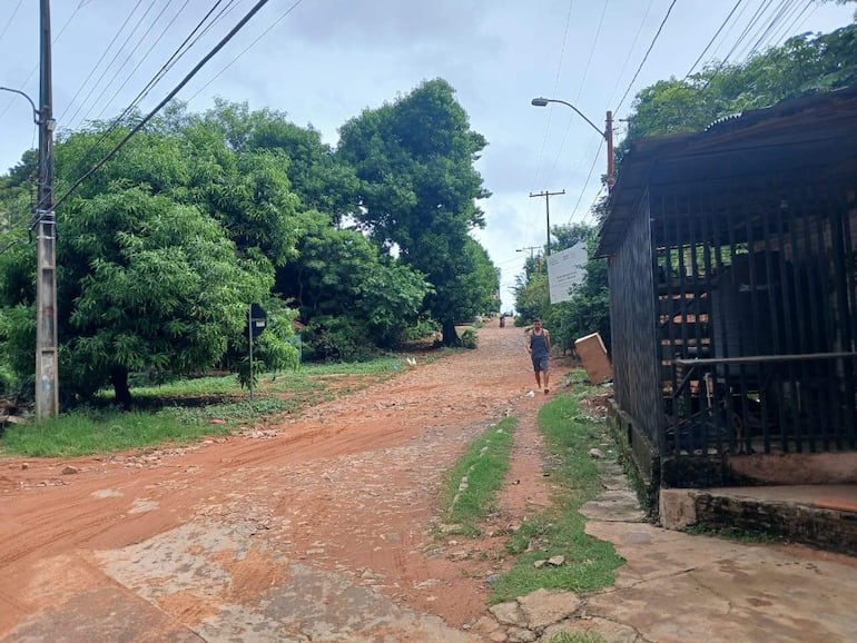 La Municipalidad de Villa Elisa no repara las calles alternativas y ni siquiera coloca carteles de señalización.