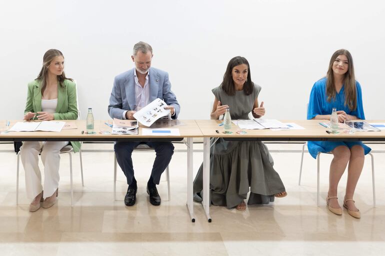 La princesa Leonor, el Rey Felipe VI, la Reina Letizia y la Infanta Sofía durante el encuentro con los miembros del Consejo Asesor Joven. (EFE/ David Borrat)
