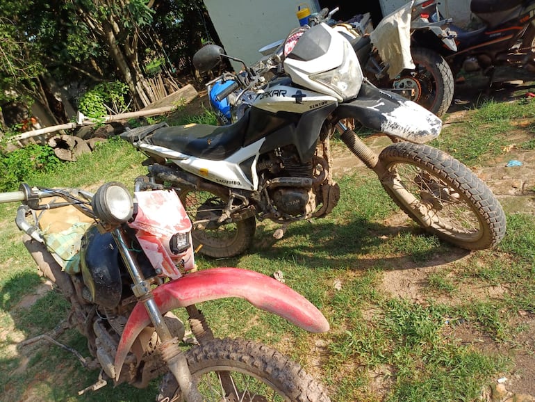 Los supuestos abigeos dejaron abandonados sus motocicletas en la huida, tras la llegada de los uniformados.