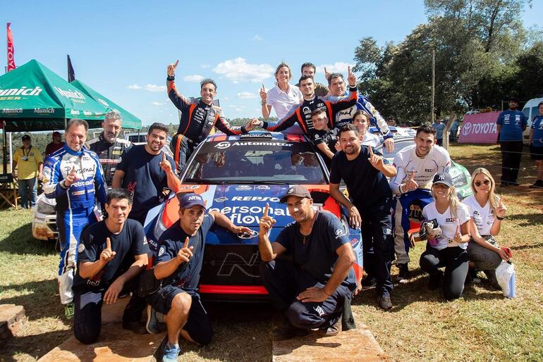 Podio y festejo de Fabrizio Zaldívar en el Rally Trans-Itapúa el 26 de marzo de 2023.