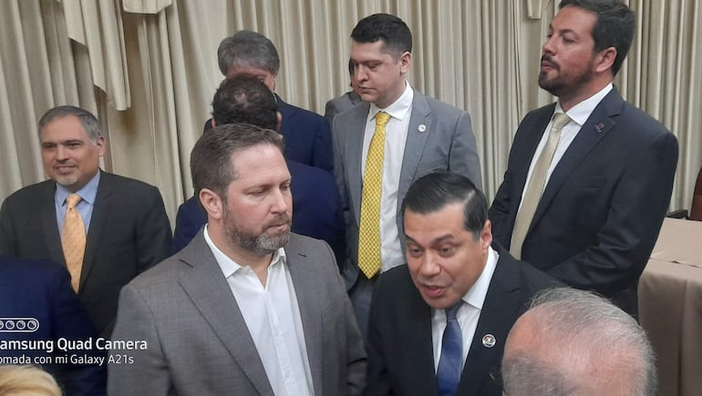 Félix Sosa (corbata azul) rodeado de empresarios del rubro de la construcción, tras la posesión de cargo de la ministra de Obras Públicas, Claudia Centurión.