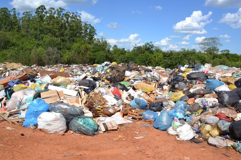 Las basuras se acumulan desordenadamente en el vertedero municipal.