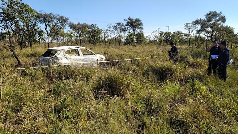 Agentes policiales cercaron y revisaron la zona donde fue hallado el vehículo Nissan Kicks, presumiblemente utilizado para el homicidio del pastor y que luego abandonaron e incineraron.