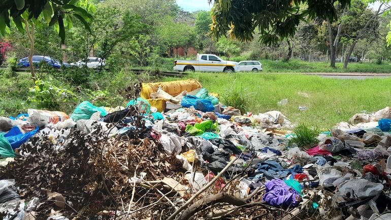 Un improvisado vertedero de basura al costado del Arroyo Ytororó, y a la vera de la ruta PY 01.