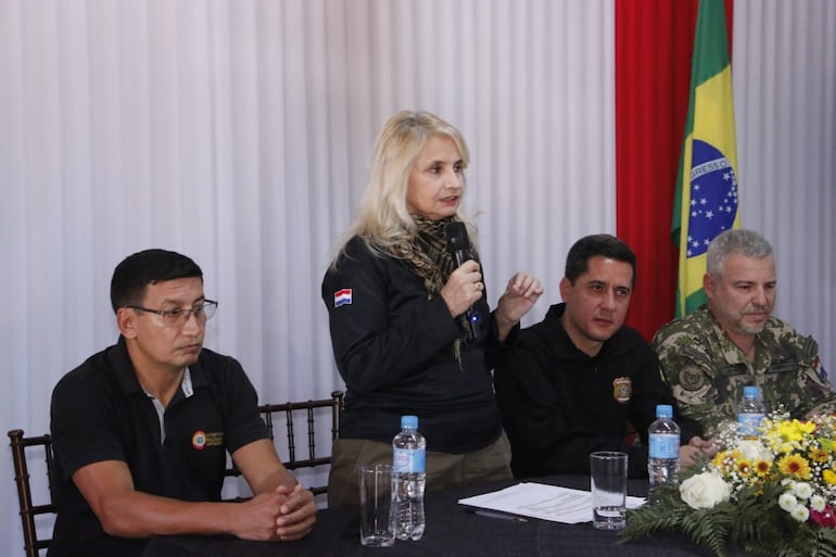 La ministra Zully Rolón informa sobre los resultados del operativo antidrogas llevado a cabo en conjunto entre Paraguay y Brasil.