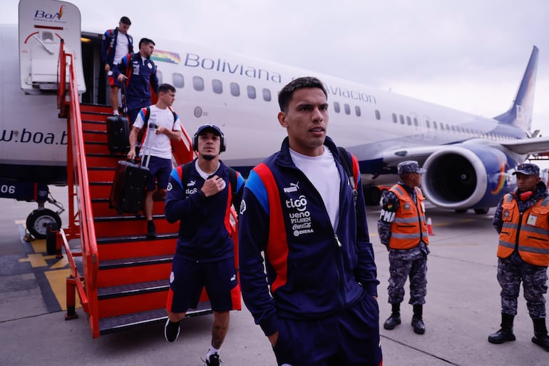 Los jugadores de la selección de Paraguay durante la llegada a la ciudad de El Alto.