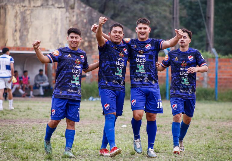 Festejo del "alfarero" que se encamina hacia el inmediato retorno a la tercera categoría. (Foto: APF)