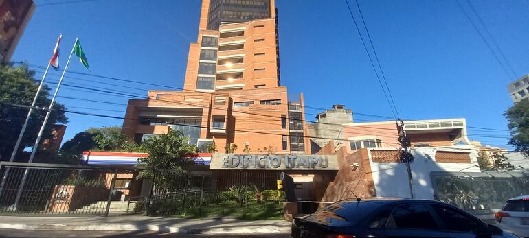 Fachada del edificio de la Itaipú Binacional en Asunción.