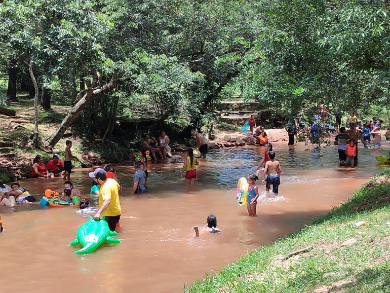 Familias reciben el año nuevo en el arroyo Ytú