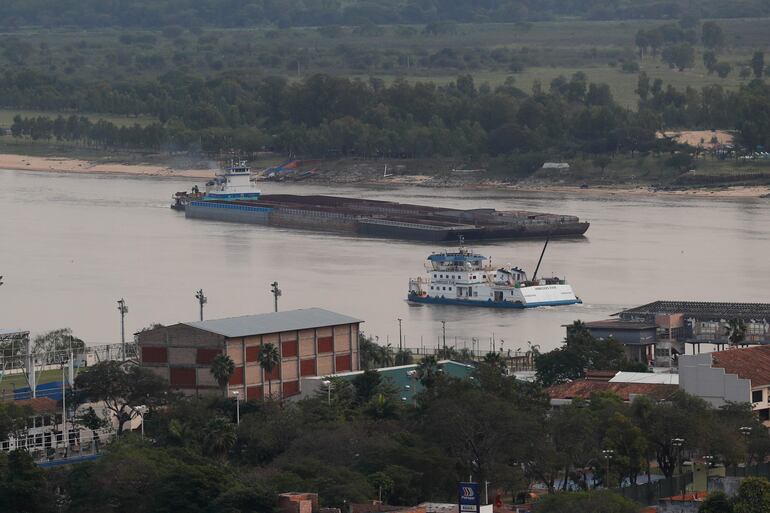 Fotografía de referencia: embarcaciones navegan el río Paraguay a la altura del muelle de Asunción.