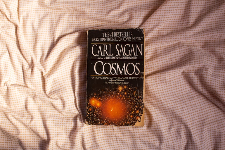 Viejo libro "Cosmos" de Carl Sagan.