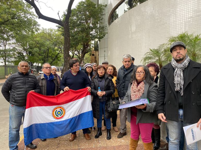 Asociación de asegurados y jubilados de IPS presentó un pedido de intervención a la previsional en el Congreso Nacional.