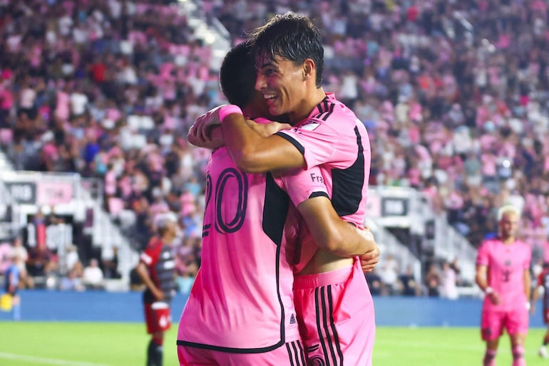 El paraguayo Diego Gómez (i), jugador del Inter Miami, celebra un gol en el partido frente al Toronto por la Conferencia Este de la Major League Soccer en el Chase Stadium, en Fort Lauderdale, Florida.