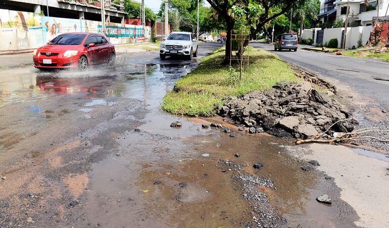 En algunas esquinas el asfalto se ha desprendido y se acumula en montículos. A esto se agregan las aguas perdidas por caños rotos de la Essap.