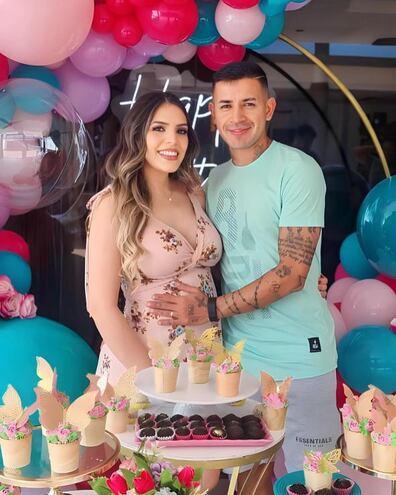 La cumpleañera Karimi Chávez con su esposo Derlis González.