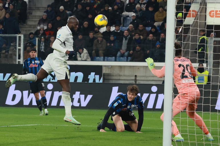 Bergamo (Italy), 18/01/2025.- Napoli'Äôs Romelu Lukaku (L) scores the 2-3 goal during the Italian Serie A soccer match between Atalanta BC and SSC Napoli in Bergamo, Italy, 18 January 2025. (Italia, Roma) EFE/EPA/MICHELE MARAVIGLIA
