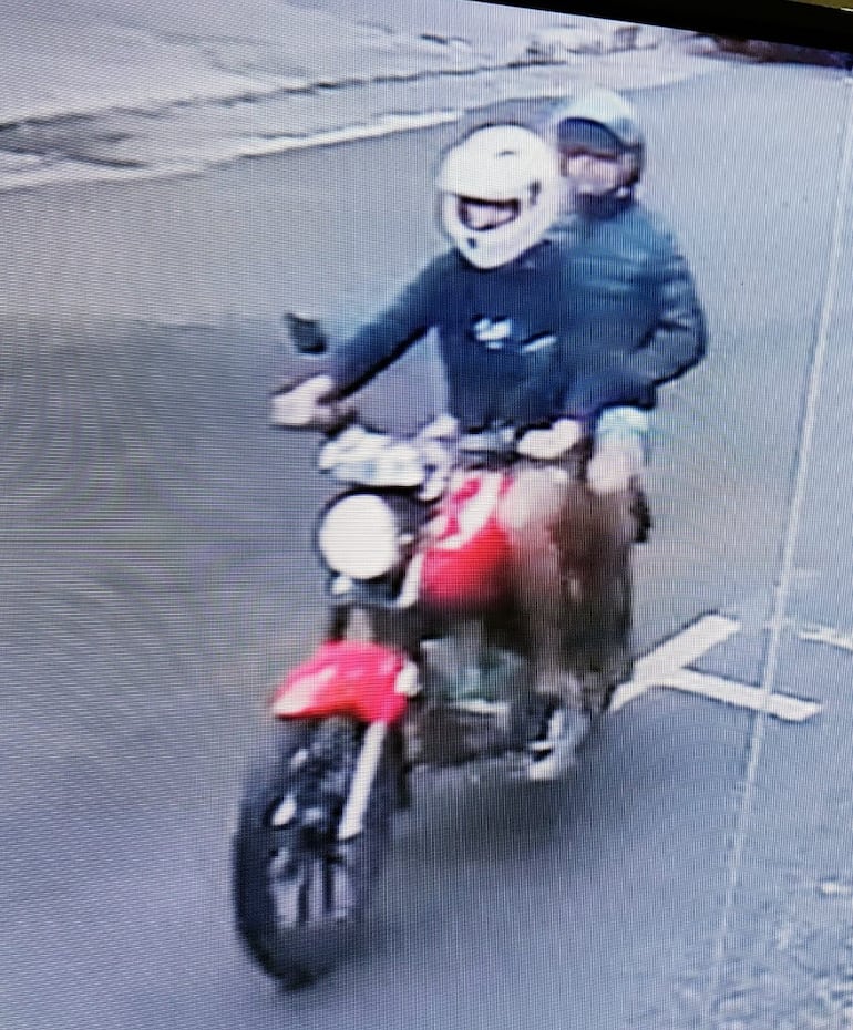 Captura de video donde se ve a los delincuentes responsables de robo de la motocicleta.