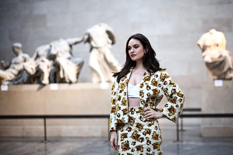 El diseñador Erdem Moralioglu escogió el impresionante marco de la sala de  exposición de las esculturas del Partenón de Atenas para presentar la colección. En la foto, la actriz Lily James posa frente a los mármoles del Partenón en el Museo Británico.