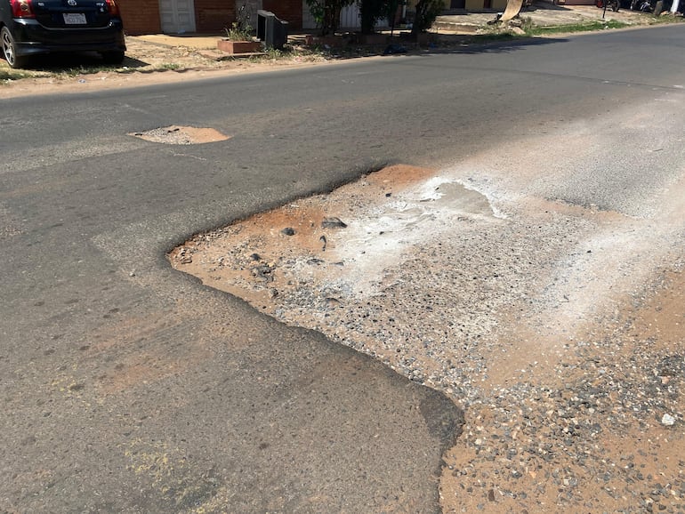 Baches sobre la calle Luque-San Bernardino.