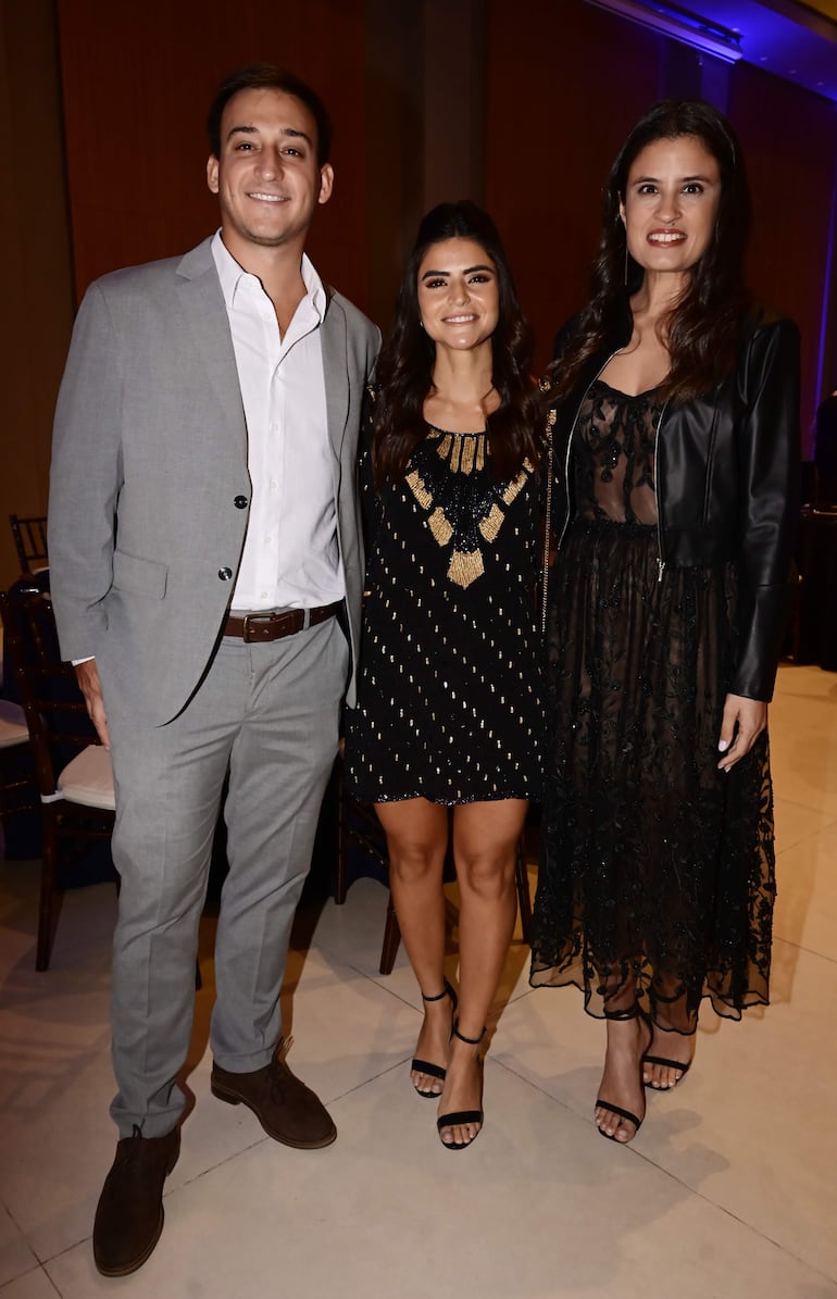 Yvan Salum, Adriana Mujica y María Ibarra.