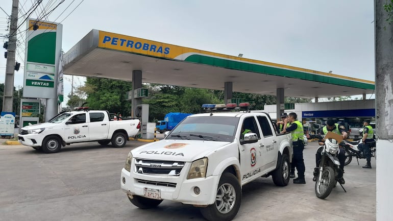 La firma Petrobras de San Antonio resguardada por la Policía durante el procedimiento de esta tarde.