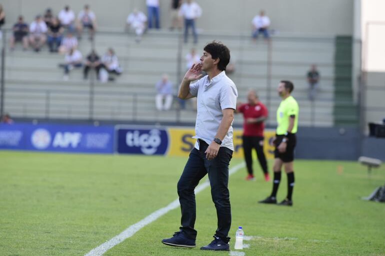 El entrenador Daniel Garnero (camisa) en el último partido con Libertad antes de asumir en la selección paraguaya.