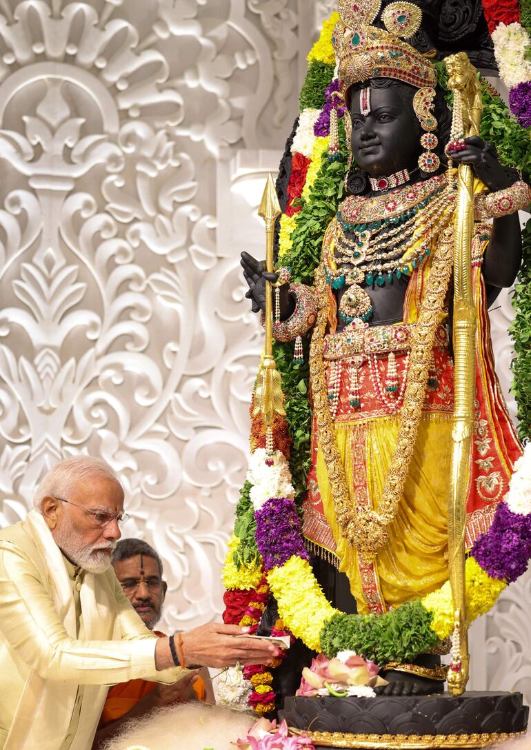 El primer ministro indio Narendra Modi (L) realiza rituales durante la ceremonia de inauguración 'pran pratishtha' del templo Ram Mandir en Ayodhya, Uttar Pradesh, India. 