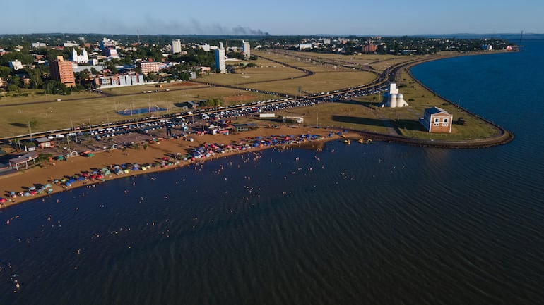 La concurrida playa San José de Encarnación.